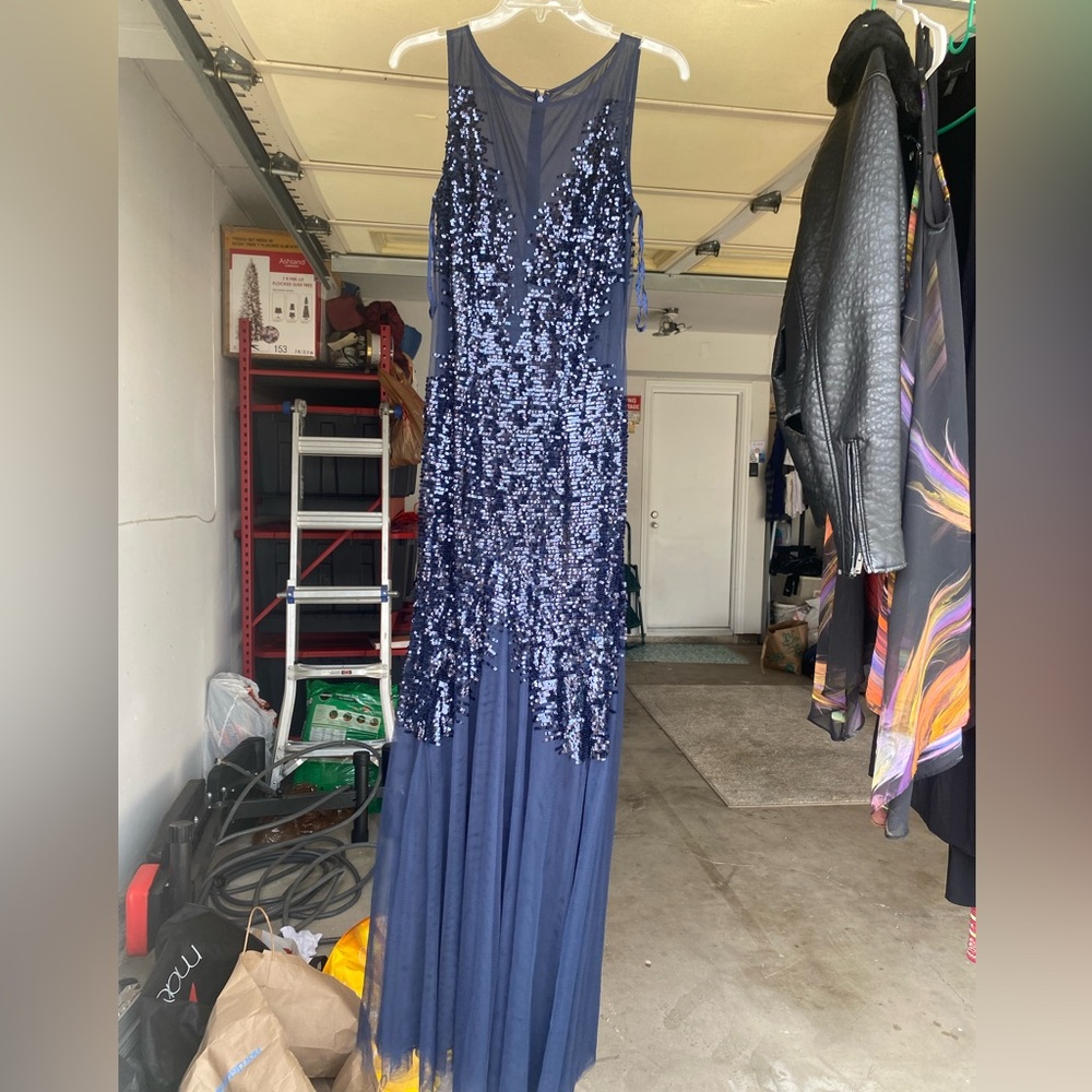 Long Basix dark blue sequin gown